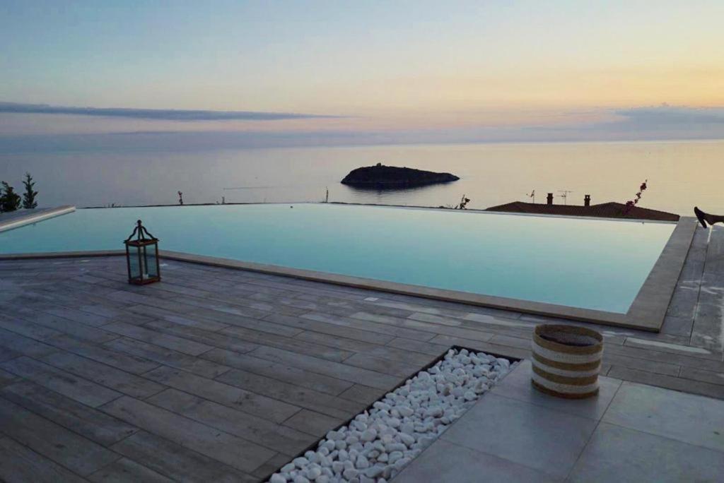 Luxury Villa Blue&Blanc Piscina A Sfioro Isola Diamante Eksteriør bilde