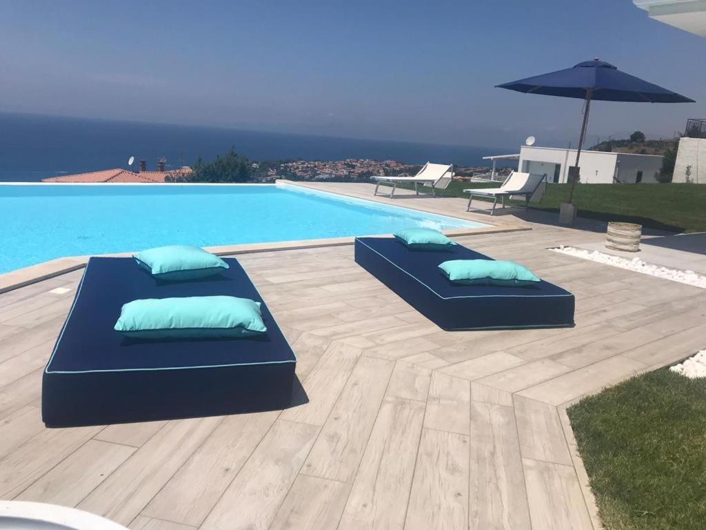 Luxury Villa Blue&Blanc Piscina A Sfioro Isola Diamante Eksteriør bilde